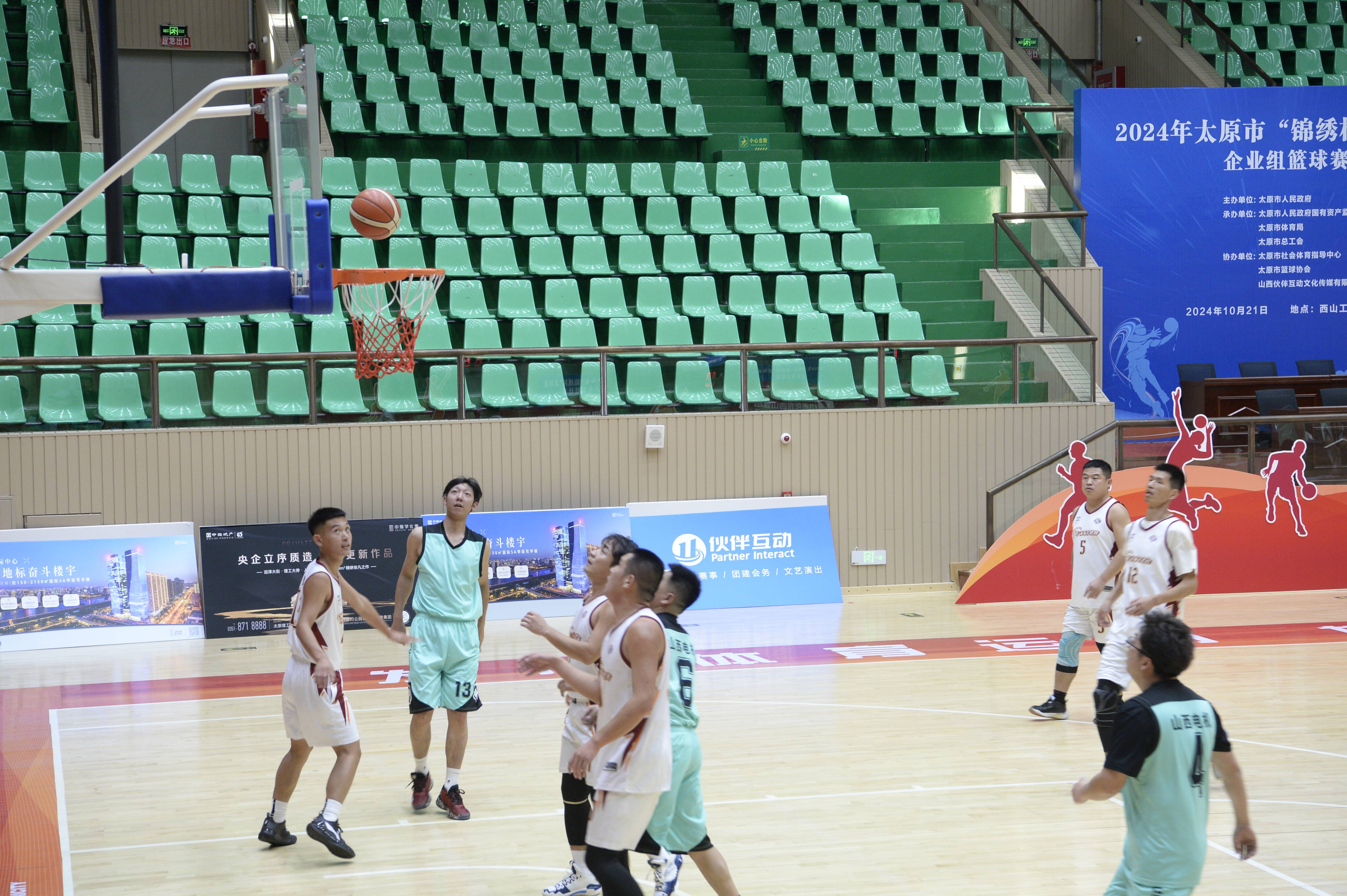 九游APP-关于粉丝争相围观，篮球比赛场面火爆的信息