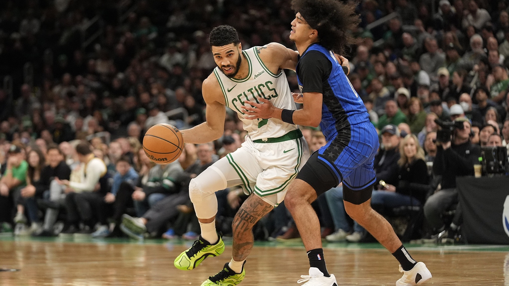 九游娱乐官方-关于凯尔特人主场大胜魔术，沃克拿下全队最高分的信息