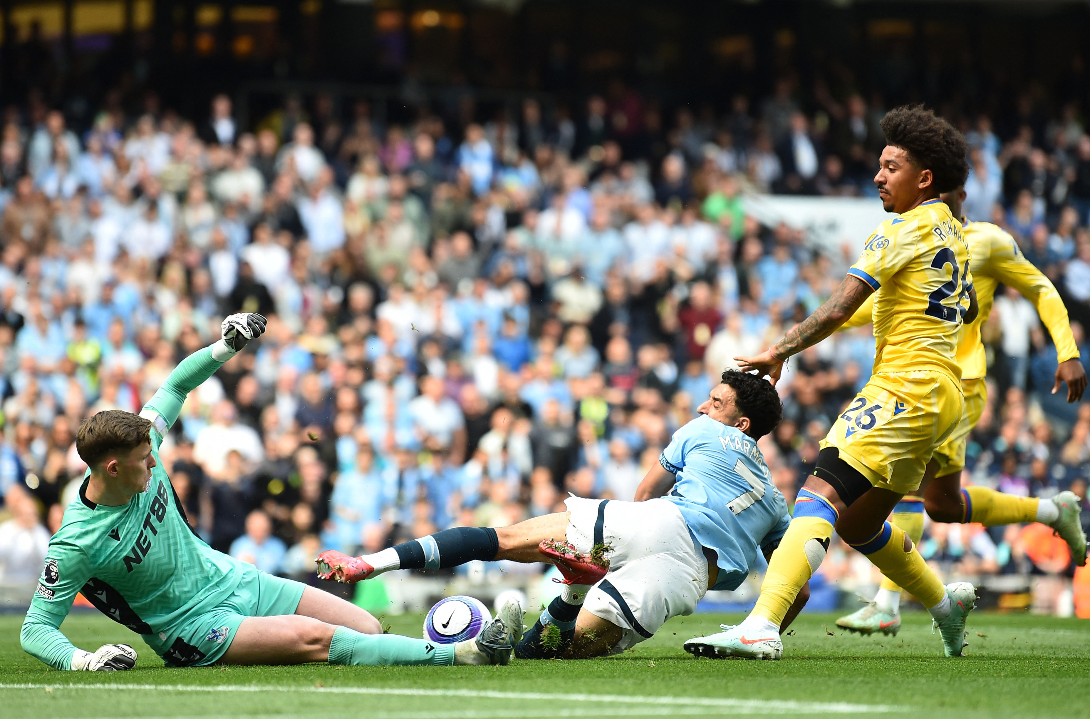 九游体育平台-足球现场热议球员表现，赛后媒体焦点升温的简单介绍