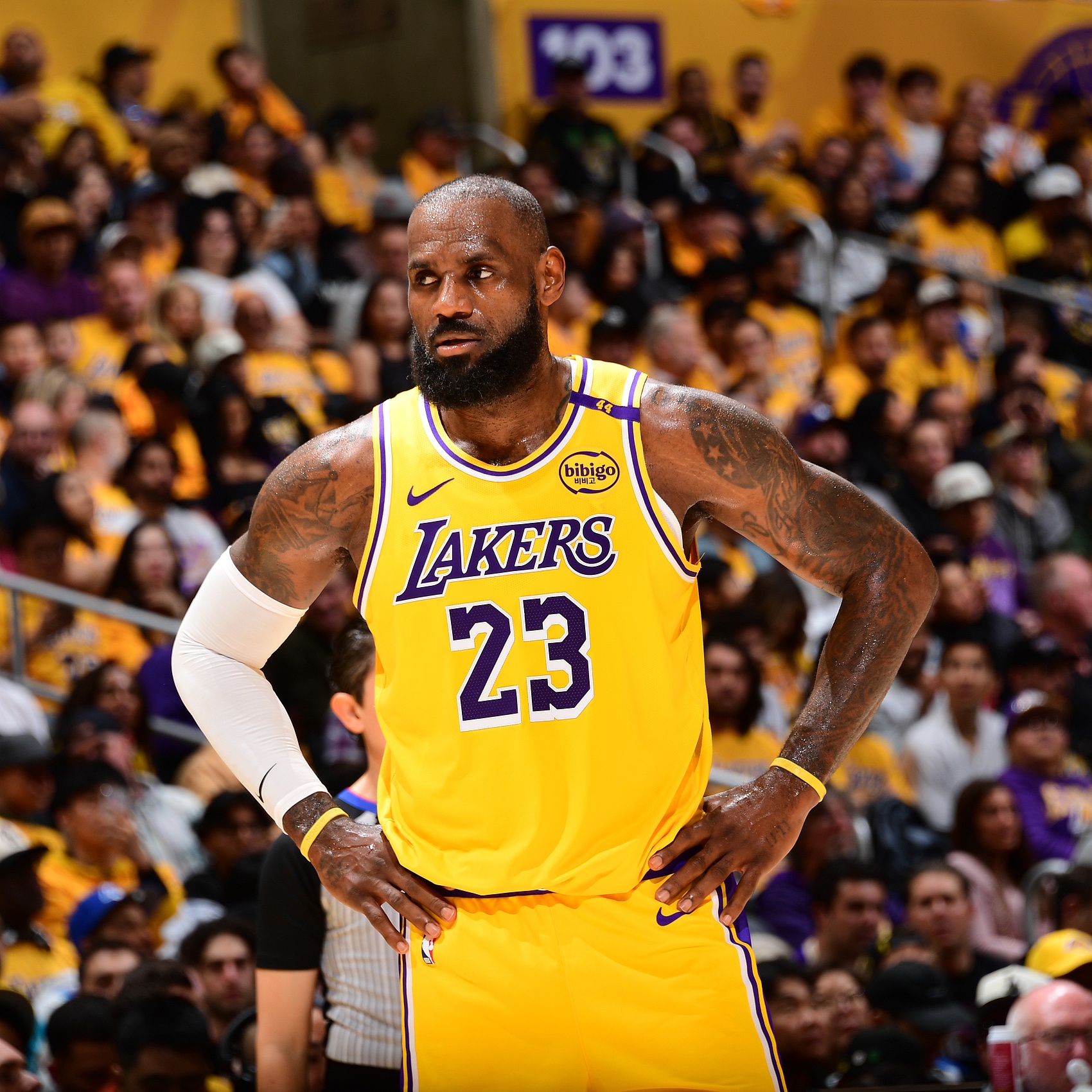 九游娱乐官方网站-湖人丢掉胜利,詹姆斯在比赛中颓废