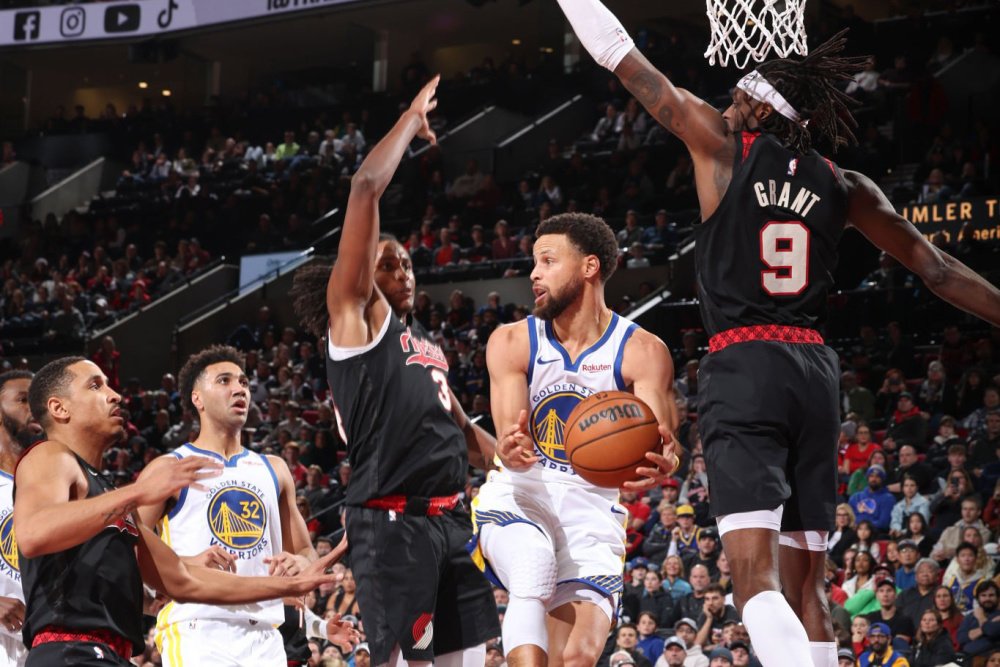 9you娱乐-关于勇士主场击败独行侠，汤普森投进关键三分的信息